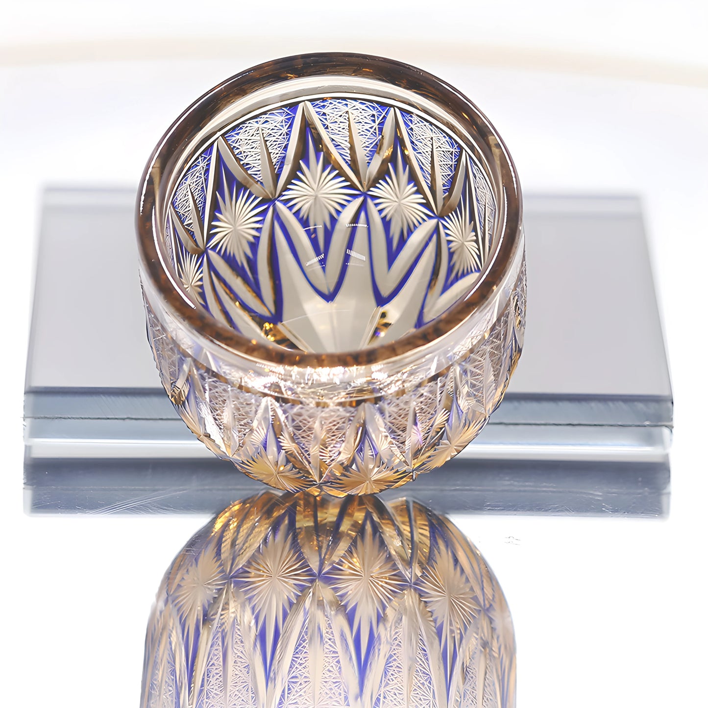 Edo Kiriko Handgeblasenes Bernsteinfarbenes Glas mit Blumendesign