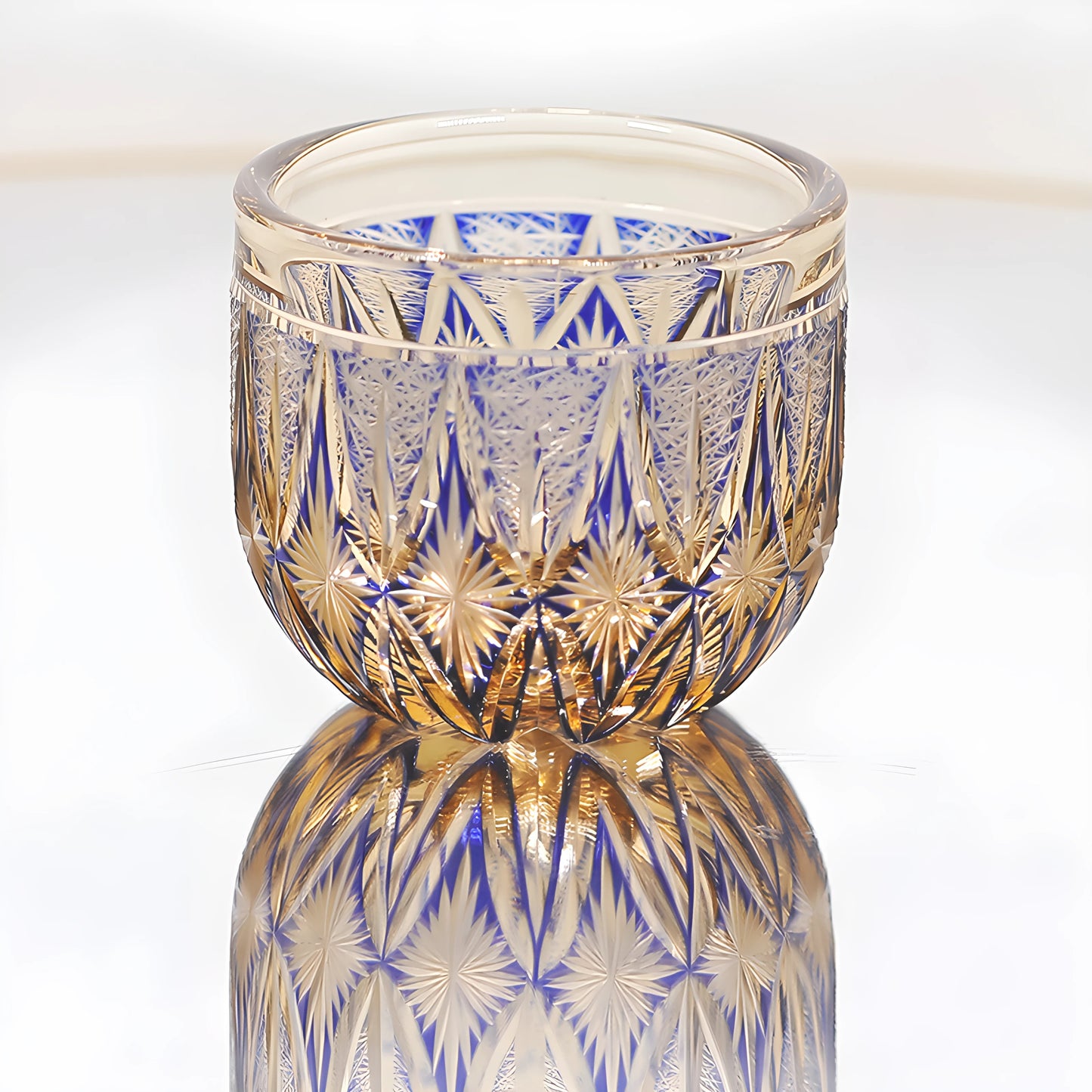 Edo Kiriko Handgeblasenes Bernsteinfarbenes Glas mit Blumendesign