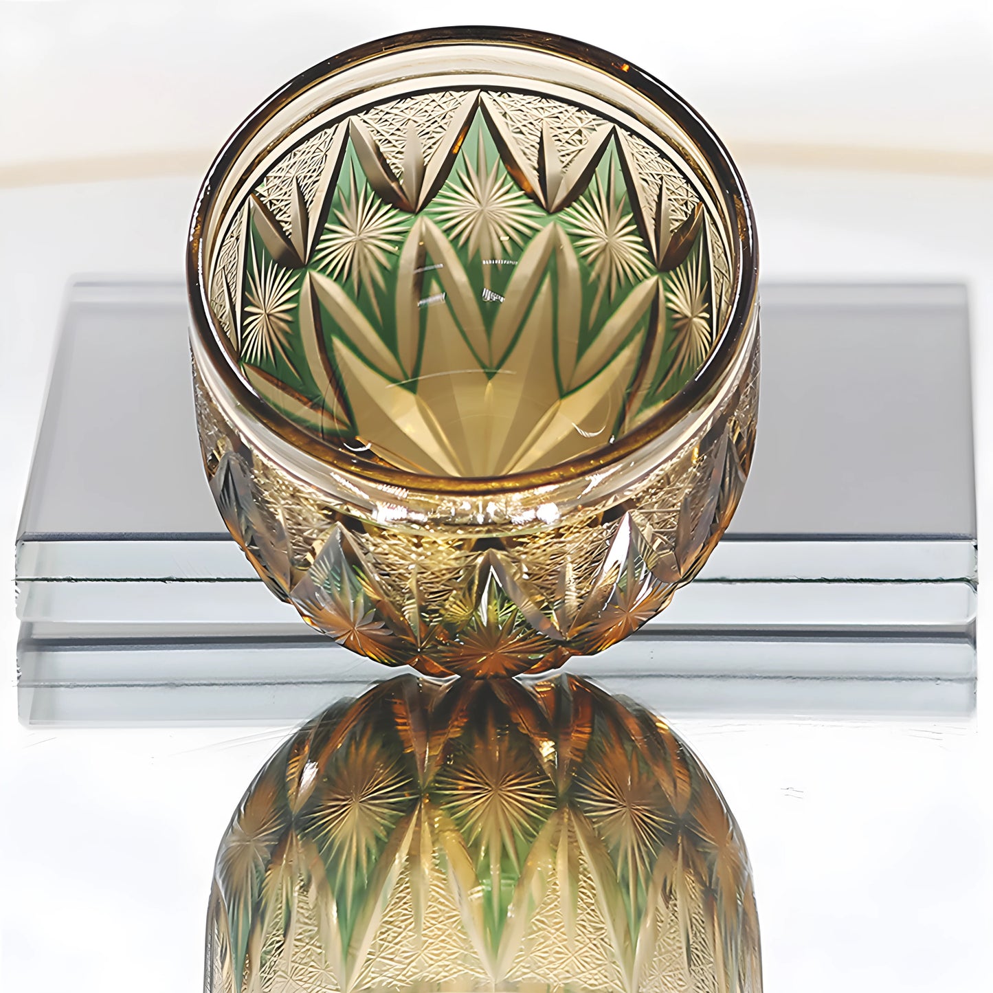 Edo Kiriko Handgeblasenes Bernsteinfarbenes Glas mit Blumendesign