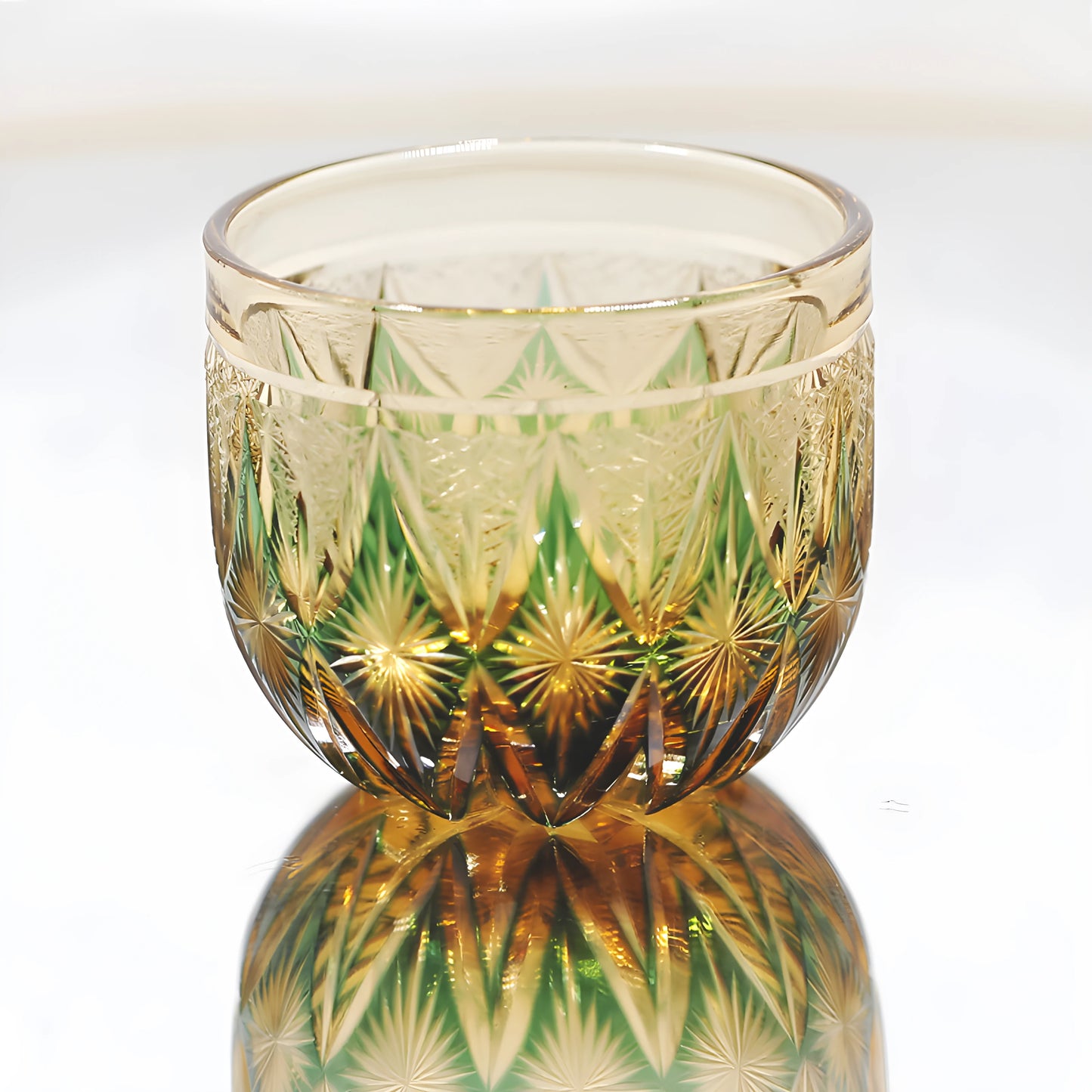 Edo Kiriko Handgeblasenes Bernsteinfarbenes Glas mit Blumendesign