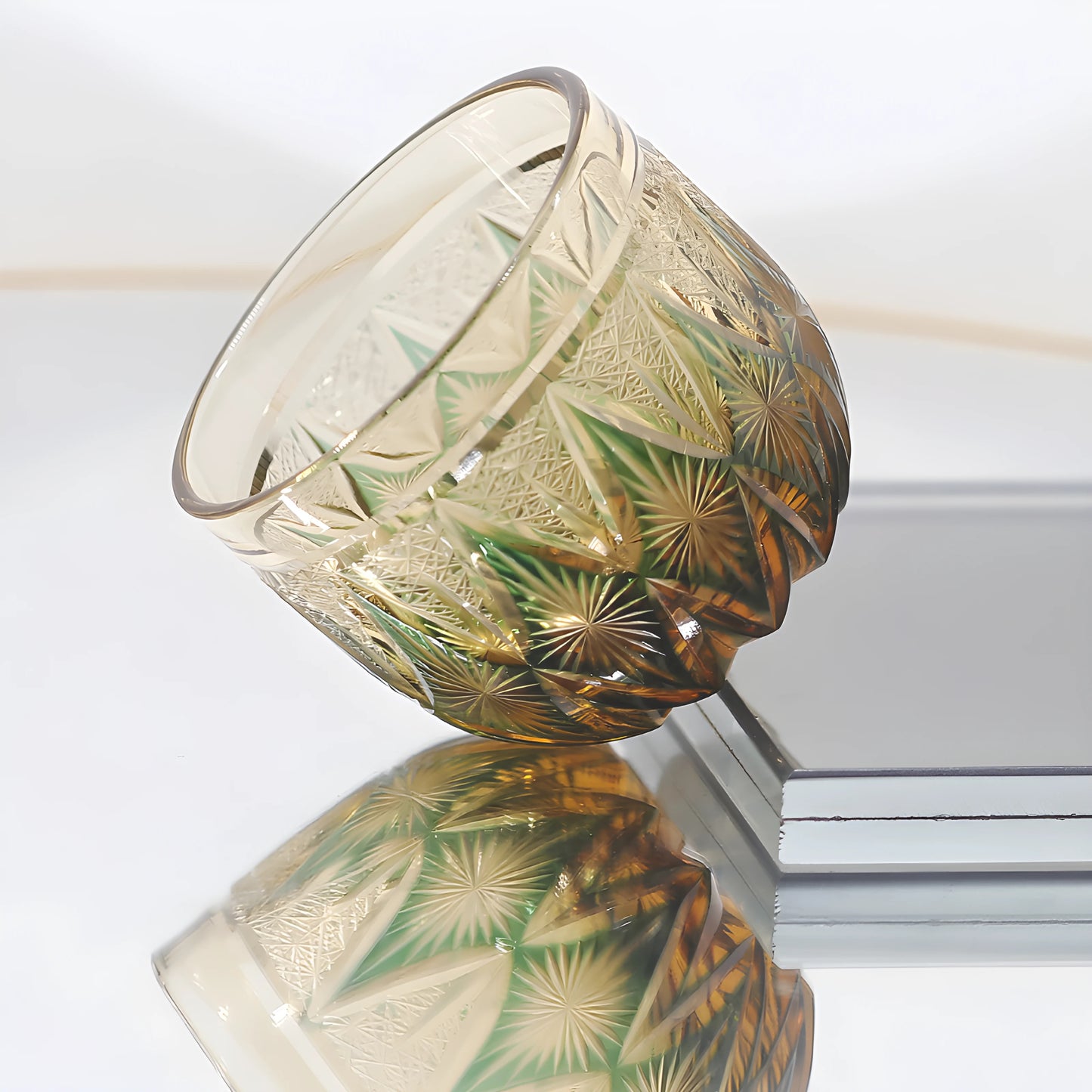 Edo Kiriko Handgeblasenes Bernsteinfarbenes Glas mit Blumendesign