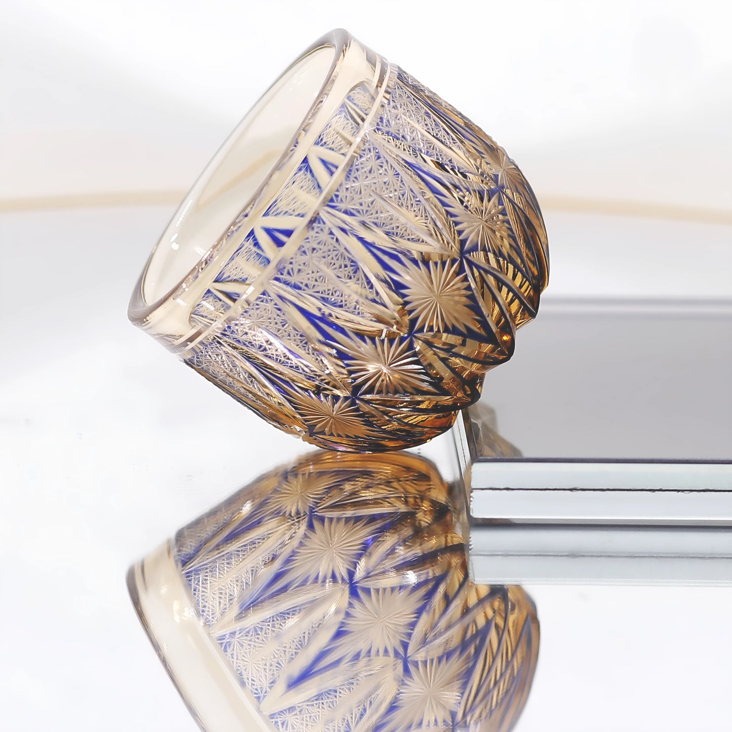 Edo Kiriko Handgeblasenes Bernsteinfarbenes Glas mit Blumendesign
