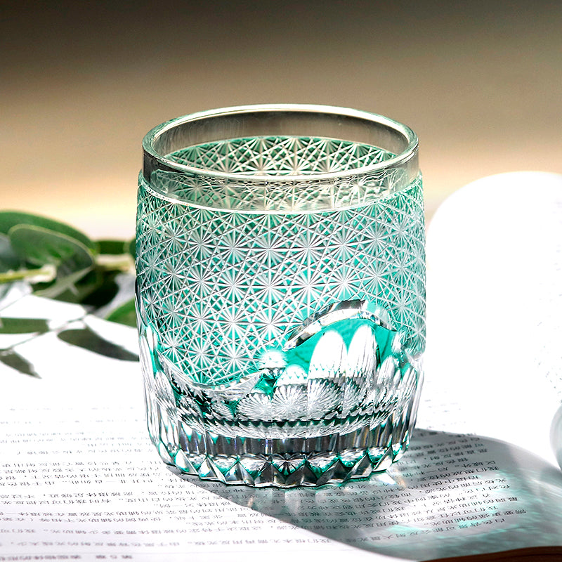Edo Kiriko Handgeschliffener Kristallbecher – Asanoha-Muster in Blau