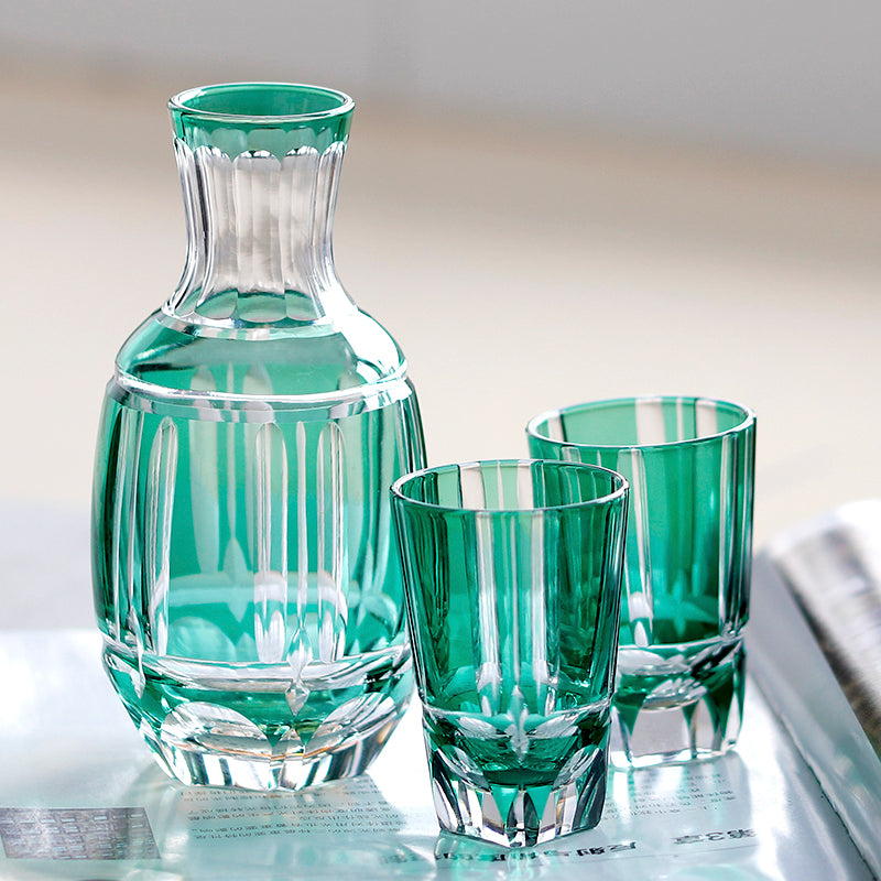 Edo Kiriko Handgeschliffenes Sake-Set – Smaragdgrün mit Säulenschliff