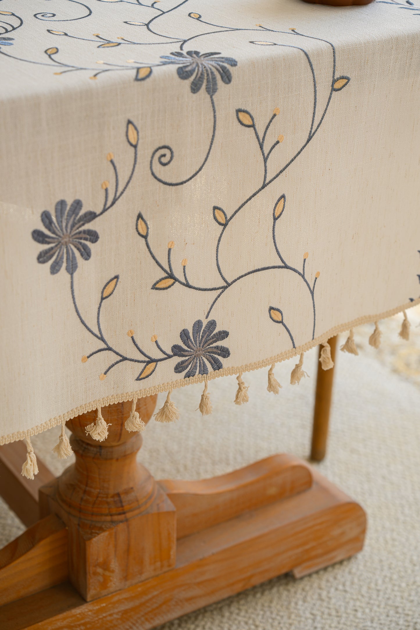 Blaue Gänseblümerranken-Tischdecke aus besticktem Baumwoll-Leinen