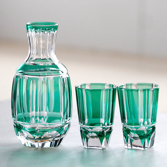 Edo Kiriko Handgeschliffenes Sake-Set – Smaragdgrün mit Säulenschliff